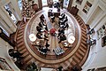 Lo Studio Ovale nel 2001, durante l'amministrazione Bush: l'ex-Presidente ha scelto una palette di colori più sobri del suo predecessore, usando sfumature di grigio, celadon e blu scuro. George Bush e la signora Bush hanno affidato il lavoro al decoratore di interni Ken Blasingame.