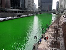 נהר שיקגו, צבוע ירוק לרגל חגיגות יום פטריק הקדוש בשנת 2005.