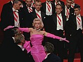 Ружичаста у комбинацији са црном симболизује завођење. Мерилин Монро у приколици за филм Мушкарци више воле плавуше (1953).