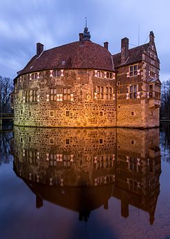 Castelo de Vischering em Lüdinghausen, Renânia do Norte-Vestfália, Alemanha. (definição 2 844 × 4 000)