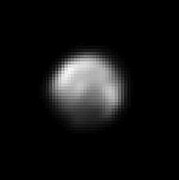LORRI長距離探測成像儀在4,660萬英里（約7,500萬公里）的距離所見的冥王星（2015年5月12日）[156]