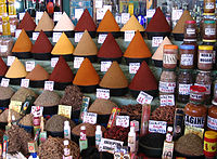 Rempah-rempah di sebuah pasar di Agadir, Maroko