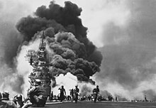 Amerikāņu lidmašīnu bāzes kuģis "USS Bunker Hill" aizdedzies pēc tam, kad to 30 sekunžu laikā taranēja divas kamikadzes lidmašīnas.