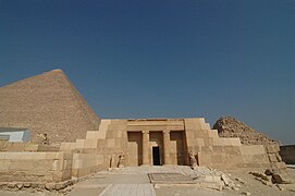 Entrée du mastaba du haut dignitaire Seschemnefer (fin IVe-début Ve dynastie), à Gizeh ; la pyramide de Khéops en arrière-plan.