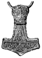 Den norrøne tordenguden Tors hammer Mjølner framstilt som en sølvforgylt amulett fra Østergøtland i Sverige.