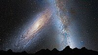 שמי הלילה של כדור הארץ בעוד כ-3.75 מיליארד שנה. גלקסיית אנדרומדה (משמאל) מתחילה להתנגש-להתמזג עם גלקסיית שביל החלב.