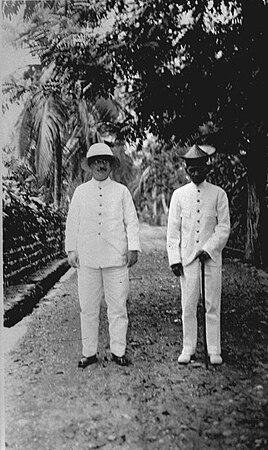 Sultan Muhammad Usman Syah bersama gubernur Maluku Tn. van Sandick (1924)