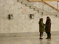 Dua orang gadis Gypsy di sebuah stasiun kereta di Astrakhan