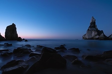 Mavi saatte çekilen fotoğraf (Cabo da Roca'nın kuzeyi, Sintra, Portekiz). (Üreten: User:Rnbc)