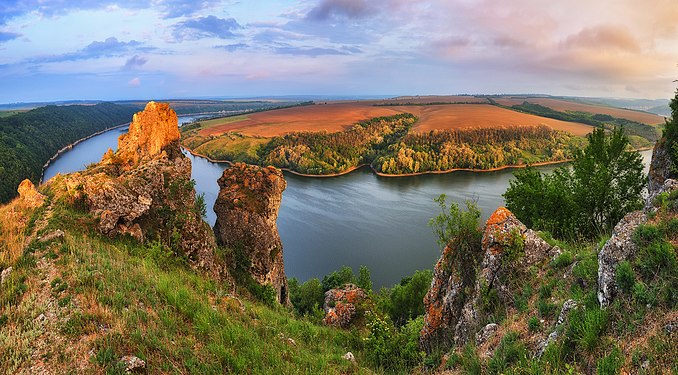Геологічна пам'ятка природи «Шишкові горби» на березі річки Дністер. Ближній берег знаходиться в Чернівецькій області, дальній в Хмельницькій. (Sergnester)
