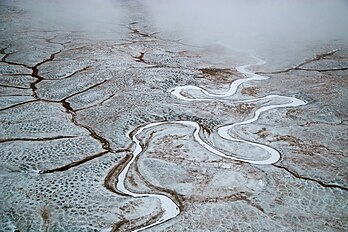 Vista aérea do rio Malakatyn na Bolshoy Lyakhovsky, uma ilha do ártico russo localizada entre o mar de Laptev e o mar Siberiano Oriental em Iacútia, Rússia. (definição 3 744 × 2 493)