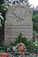 Algiz-Rune als Lebensrune (für *) und als Sturzrune für die Todesrune (für †) auf dem Neuen Niendorfer Friedhof