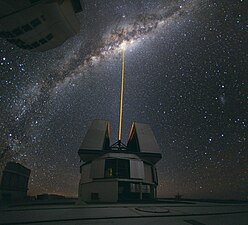 תמונת השנה 2010: שימוש בלייזר להנחיית הטלסקופ הגדול מאוד לכיוון מרכז שביל החלב. הר סרו פרנאל שבמדבר אטקמה, צפון צ'ילה, אמצע אוגוסט