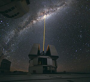 パラナル天文台が備える4基の巨大望遠鏡の一つイェプン望遠鏡による、レーザーガイドを使用した天の川銀河の中心部の観測 作者：Yuri Beletsky, ESO