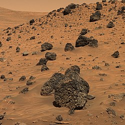 Autre vue du sol martien, par le robot Spirit le 13 avril 2006[129].