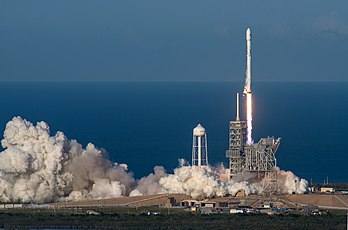 Décollage d'un lanceur Falcon 9 en vue de la mise en orbite du satellite SES-10, le 30 mars 2017. Il s'agit de la première réutilisation d'un premier étage de lanceur. (définition réelle 2 985 × 1 974)