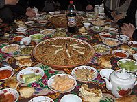 Hidangan Tajikistan. Hidangan dengan porsi besar seperti ini umumnya dikaitkan dengan budaya di Asia Tengah.