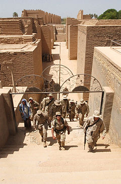 Amerikai katonák Babilon rekonstruált romjai között