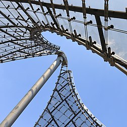 Detalhe do teto de membrana tênsil do Estádio Olímpico de Munique desenhado por Frei Otto. Foi construído para os Jogos Olímpicos de Verão de 1972. Situado no bairro Oberwiesenfeld de Munique, o parque Olímpico continua servindo como lugar para eventos culturais, sociais e religiosos (definição 3 784 × 3 784)