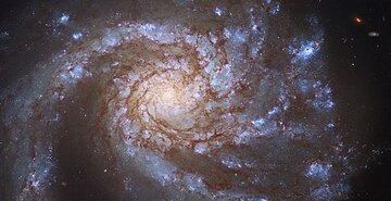 渦巻銀河M99。HSTのWFC3で得られた赤外線・可視光・紫外線の5波長のデータから合成された。