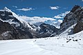 18. Kilátás kelet felé az 5400 méter magas Cho Láról, a Himalája déli részén lévő, jellegzetességekben gazdag hágóról (Nepál). Hóval borított gleccsermező, geológiai rétegeket feltáró fekete sziklák és egy kis gleccsertó az előttünk lévő völgyben (javítás)/(csere)