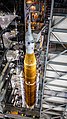 Nosná raketa Space Launch System (SLS) v montážnej hale VAB