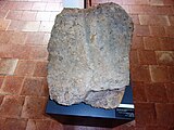 Stein mit jungsteinzeit lichen Wetzrillen, gefunden in Saint-Benoît-la-Forêt