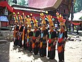 آهنگ و رقص سنتی در مراسم خاکسپاری در تانا توراجا