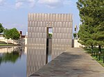 En del av den minnesplats i Oklahoma City som hedrar offren för bombdådet den 19 april 1995 innehåller ett monument med klockslaget för sprängningen, klockan 09.02, samt minuterna före respektive efter sprängningen. Klockan 09.01 symboliserar offrens sista minut i livet, före katastrofen.