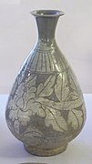 Flacon à alcool punch'ong au décor de pivoines. XVe – XVIe siècle. Décor incisé et champlevé sous glaçure céladon, H. 25 cm. Musée Guimet.