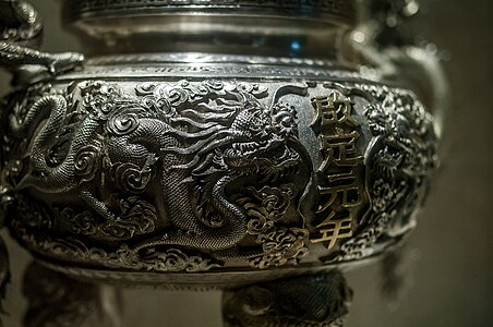 Rồng trên cổ vật từ thời nhà Lê–Nguyễn