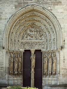 Portal norte da Basílica de St. Denis, com tímpano antigo e colunas feitas de figuras alongadas