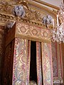 Королевская кровать Людовика XIV под балдахином в Спальне короля (Chambre du Roi), Версаль