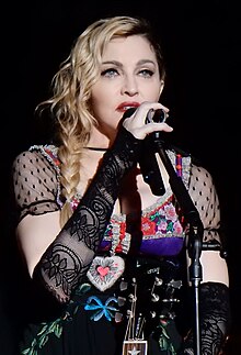 Madonna em frente a um microfone.