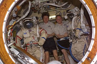 Gennady Padalka (izquierda) y el astronauta Michael Fincke posan con sus trajes Orlan.
