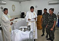 O Tenente-Coronel Capelão Norberto e o Capitão Capelão João Batista Alves de Almeida Júnior, prestando serviço religioso no Haiti em 2010.
