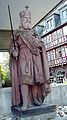 Statuo de la franka imperiestro Karolo la Granda en Frankfurto ĉe Majno.
