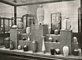 Groupe de vases en porcelaine lors d'une exposition du Chicago Art Institute de 1913, avec un vase Scarab en haut au centre