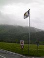 Le drapeau grison à la frontière entre le Liechtenstein et la Suisse.