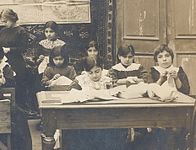 Tikiş dərsi (1911).