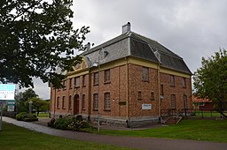 Tingshuset i Mellerud från nordost, med skylt till ingången till Melleruds museum på norra fasaden.