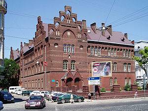 Колишня школа св. Анни на початку вул. Леонтовича