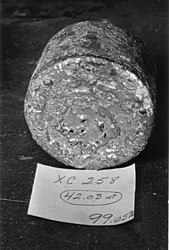 Unha «galleta» de metal de uranio obtida trala reacción de redución.
