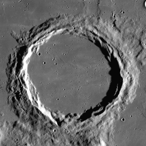 Частково залитий лавою кратер Архімед на сході Моря Дощів (діаметр — 81 км)
