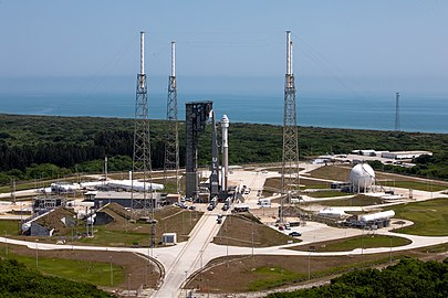 垂直統合施設から打ち上げパッドに引き出されるCST-100 スターライナー宇宙船とアトラスVロケット