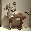 Statuette funéraire en céramique représentant un cavalier et son cheval, dynastie des Han de l'Ouest