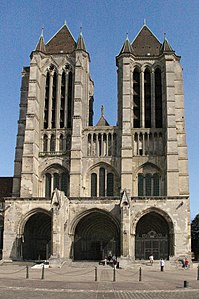 Фасада на Катедралата в Ноайон (започната през 1150 – 1155 г.)