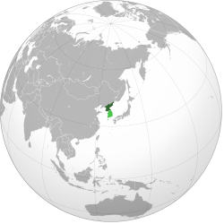 ดินแดนที่ควบคุมโดย สาธารณรัฐประชาธิปไตยประชาชนเกาหลีเป็นสีเขียวเข้ม ส่วนดินแดนอ้างสิทธิแต่ไม่ได้ควบคุมเป็นสีเขียวอ่อน