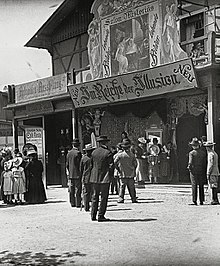 Im Reiche der Illusion (« Dans le domaine de l'illusion »), attraction au Prater de Vienne en Autriche, photographiée par Emil Mayer entre 1905 et 1914.