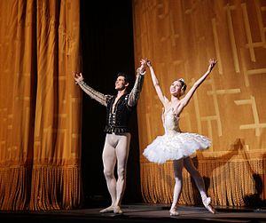 兩位舞蹈員表演後向觀眾行禮